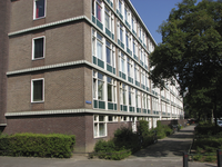 905468 Gezicht op een flatgebouw aan de oneven zijde van de Toermalijnlaan te Utrecht, ontworpen door ...